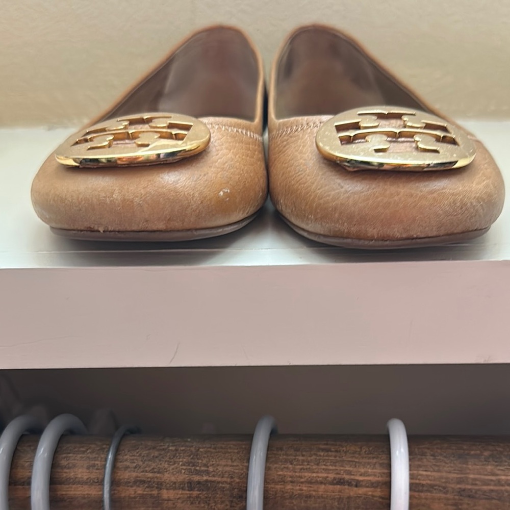 Tory Burch Tan Gold Flats with Iconic Medallion - Picture 2 of 3